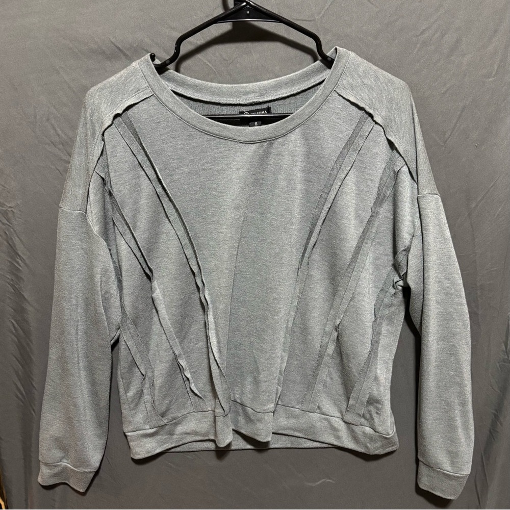 Women’s small Versona Gray Sweatshirt with Layered Design Soft